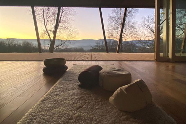 jeune-geneve-se-reposer-jeunant-guerir-microbiote-intermittent-nutrition-sonotherapie-diete-alimentation-jeuner-mediation-yoga-sejours-bains-sonores-spa-etude-chuv-randonnee